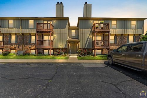 205-5651 Sw Foxcroft Cir S, Topeka, KS, 66614-4119 | Card Image