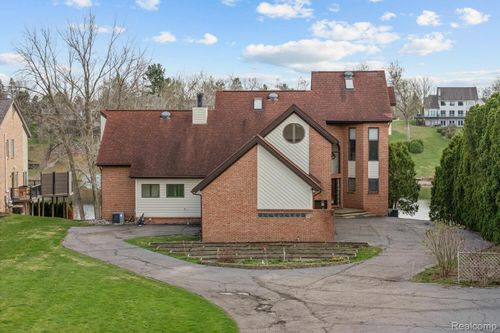 10785 Oxbow Lakeshore Dr, White Lake, MI, 48386-2290 | Card Image
