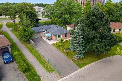 32 Dunblaine Cres, House other with 3 bedrooms, 2 bathrooms and 5 parking in Brampton ON | Image 1