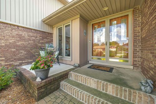 15492 S Royal Doulton Blvd, Clinton Township, MI, 48038-5715 | Card Image