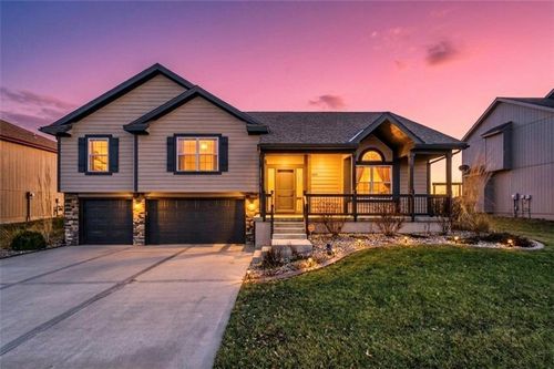 1004 Se Beatty Ct, Blue Springs, MO, 64014-5232 | Card Image