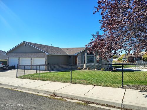 4940 N Sky Vista Ave, Yakima, WA, 98901-1621 | Card Image