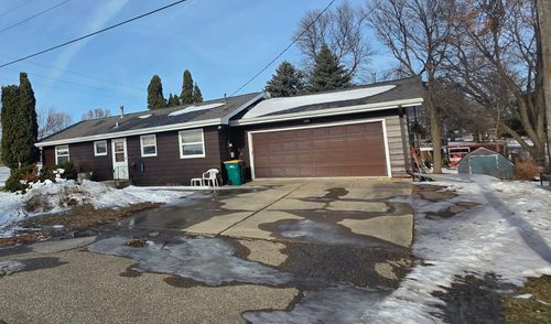 2101 Kenneth Dr, Albert Lea, MN, 56007-4012 | Card Image