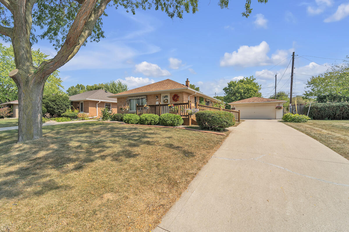 Mohawk Ave, Glendale, WI 53217