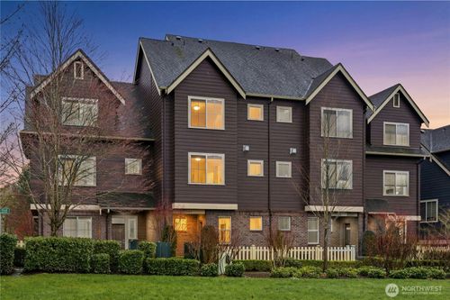 909 4th Ave Ne, Issaquah, WA, 98029-5403 | Card Image