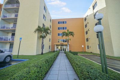 4-219 - 7000 Nw 186th St, Condo with 1 bedrooms, 1 bathrooms and null parking in Hialeah FL | Image 2