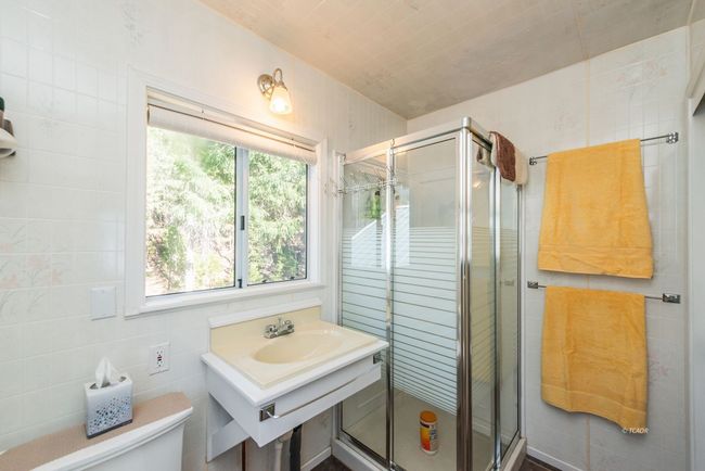 Bathroom in Middle Cabin | Image 28