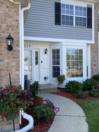 5809 Oxford Circle, Townhouse with 2 bedrooms, 1 bathrooms and 1 parking in Gurnee IL | Image 1