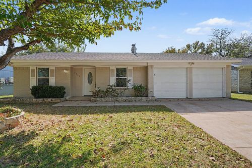3720 Royal Crest Dr, Fort Worth, TX, 76140-2717 | Card Image