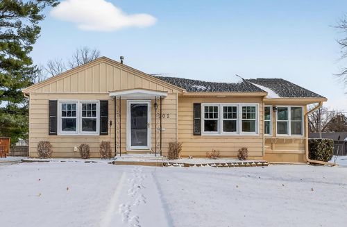 202 Byrnbrae St, Waterloo, IA, 50701-3825 | Card Image