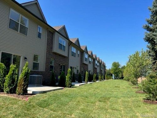4156 Secluded Pines Dr, Sterling Heights, MI, 48314 | Card Image