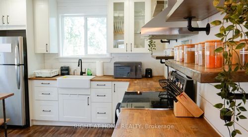 110 Cameron Ave N, Hamilton, ON, L8H4Z2 | Card Image