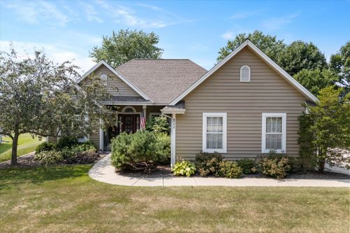 211 S Cottrell Dr, Saukville, WI, 53080-1804 | Card Image
