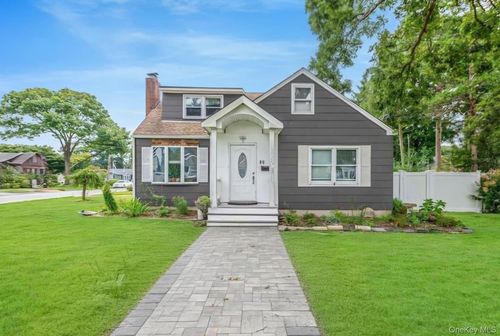 80 Everett St, Patchogue, NY, 11772-1704 | Card Image