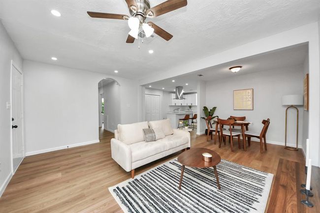 6018 Beekman Rd, House other with 3 bedrooms, 2 bathrooms and null parking in Houston TX | Image 6