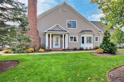 16915 Knolls Way, Condo with 4 bedrooms, 2 bathrooms and null parking in Chagrin Falls OH | Image 2