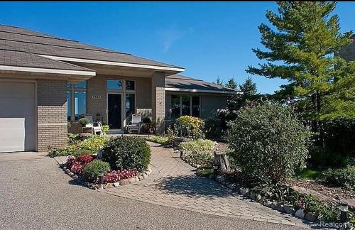 2592 Air Park Dr, Zeeland, MI, 49464-9409 | Card Image