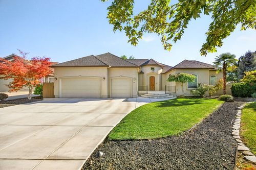 24 Blackstone Ct, Eagle Point, OR, 97524-9734 | Card Image