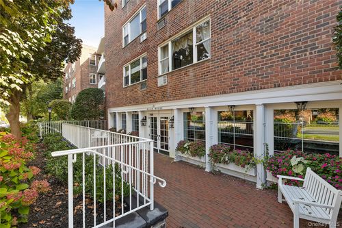 apt-3m-21 Chapel Pl, Great Neck, NY, 11021-1426 | Card Image