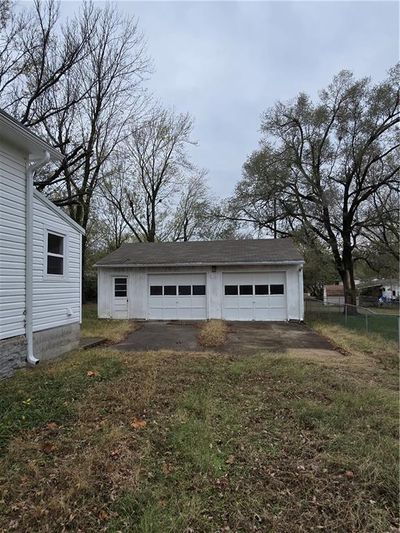 Garage with a yard | Image 2