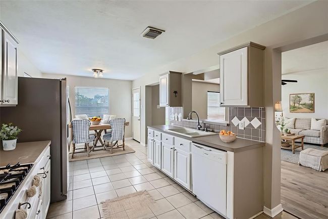 (This picture has been virtually staged to show the potential of the space.) | Image 17
