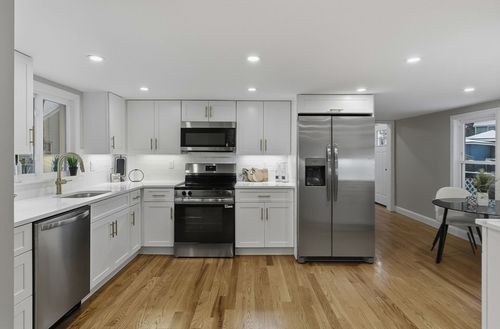 35 Oak St, Tewksbury, MA, 01876-4323 | Card Image