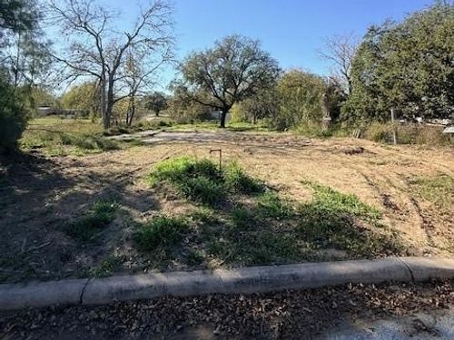 909 Ohio St, Pleasanton, TX, 78064-2529 | Card Image