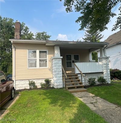 View of front of property with a front lawn and covered porch | Image 1