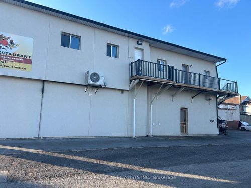 5703 Ferry St, Niagara Falls, ON, L2G1S5 | Card Image