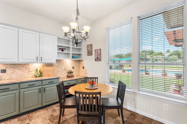 Kitchen dining area | Image 15