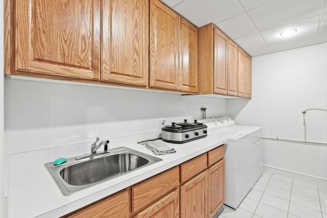 Lower level laundry room | Image 32