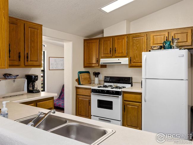 Vaulted ceiling with skylights | Image 8