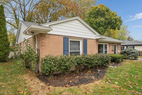 32463 Sheridan Dr, Beverly Hills, MI, 48025-4255 | Card Image