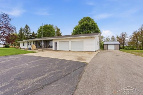 3751 N Mackinaw Rd, Pinconning, MI, 48650-9422 | Card Image