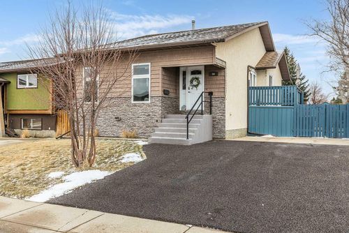 90 Robinson Cres Se, Medicine Hat, AB, T1B3G3 | Card Image