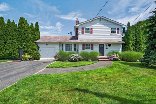 75 Head Of The Neck Rd, Bellport, NY, 11713-2037 | Card Image