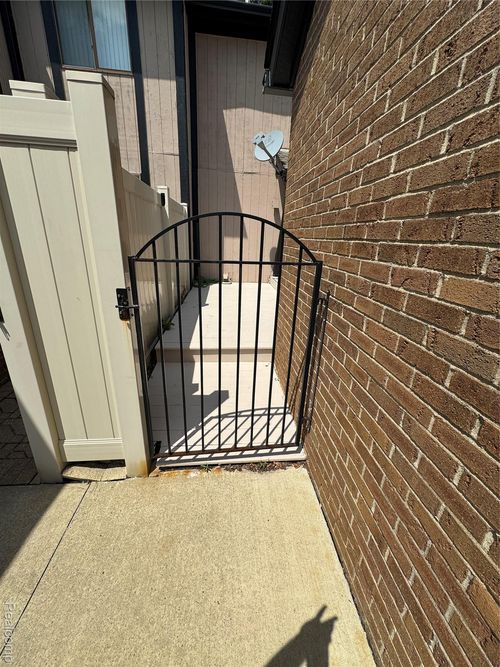 5216 Brett Ct, West Bloomfield, MI, 48322-2135 | Card Image