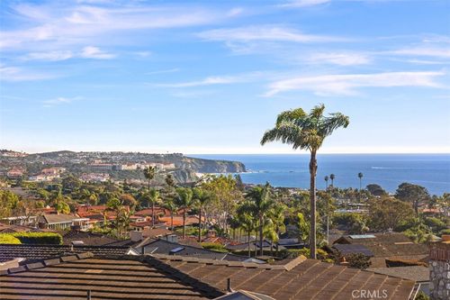 2 N Vista De La Luna, Laguna Beach, CA, 92651-6752 | Card Image