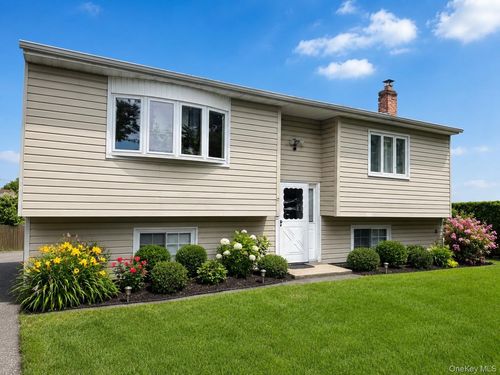 27 Pine Rd, Amityville, NY, 11701-1014 | Card Image