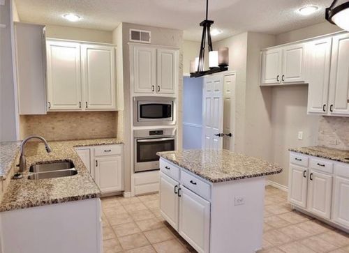 211 Moss Hill Rd, Irving, TX, 75063-4243 | Card Image
