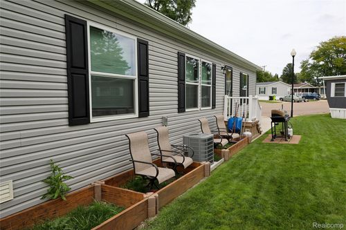79 Woodridge Ct, White Lake, MI, 48386-1985 | Card Image