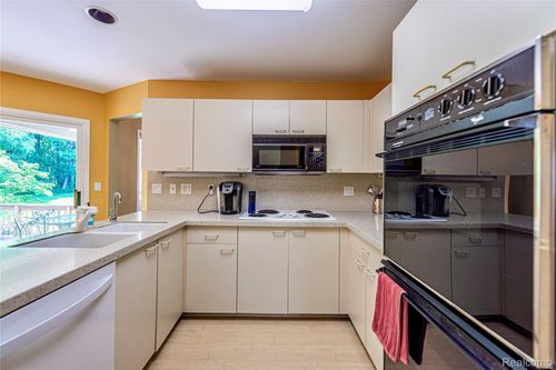 6760 Oyster Cv, West Bloomfield, MI, 48323-2049 | Card Image