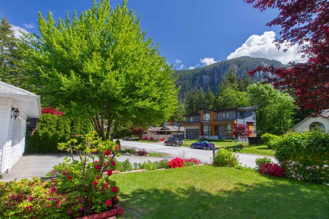 40038 Plateau Drive, House other with 5 bedrooms, 3 bathrooms and 8 parking in Squamish BC | Image 3