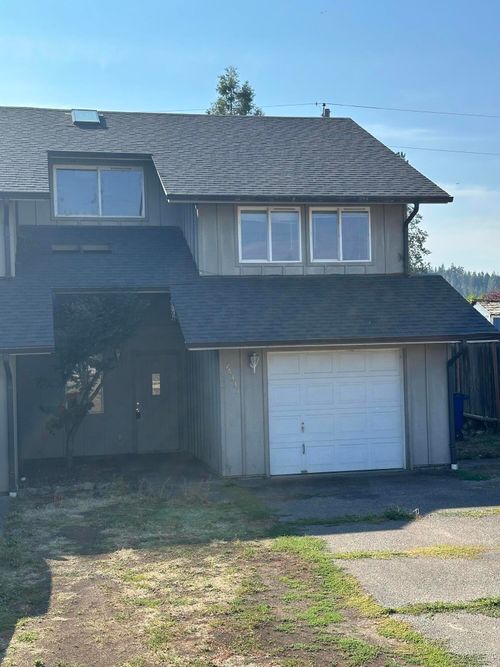 76330 Rainbow St, Oakridge, OR, 97463-9546 | Card Image