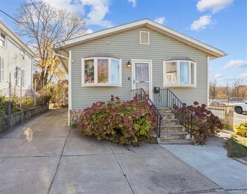 216 Wendell St, Providence, RI, 02909-2129 | Card Image