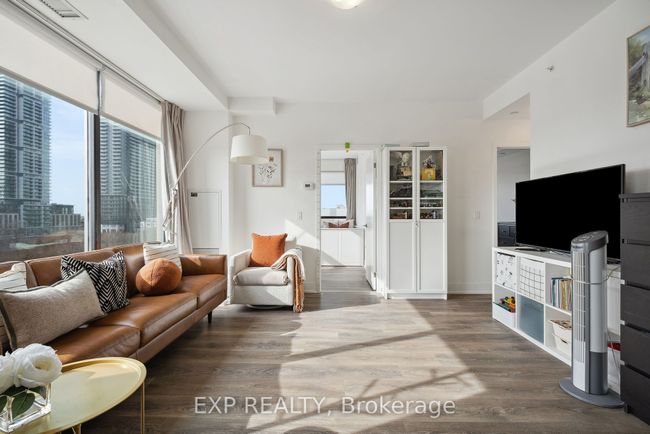 409 - 2916 Highway 7 Highway, Condo with 2 bedrooms, 2 bathrooms and 1 parking in Vaughan ON | Image 4
