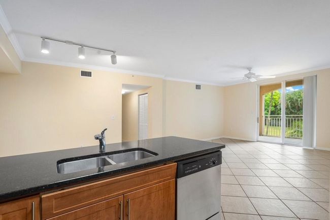 APT-208 - 6492 Emerald Dunes Dr, Condo with 3 bedrooms, 2 bathrooms and null parking in West Palm Beach FL | Image 9