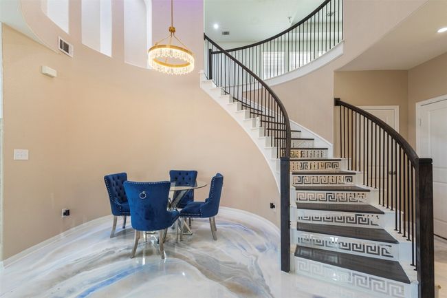 Staircase with a high ceiling | Image 19