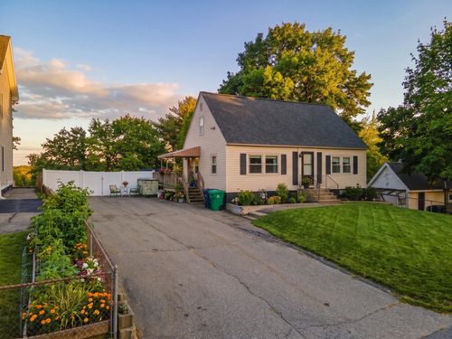93 1/2 Chandler St, Nashua, NH, 03064-2911 | Card Image