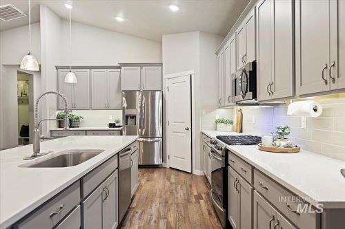 182 W Waukesha St, Meridian, ID, 83646-7074 | Card Image